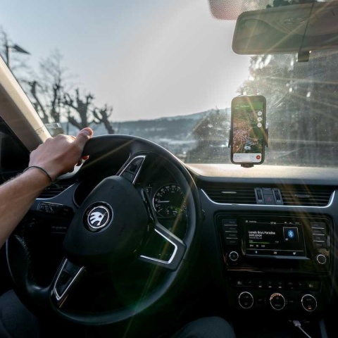 Uchwyt samochodowy na deskę rozdzielczą lub szybę – czarny