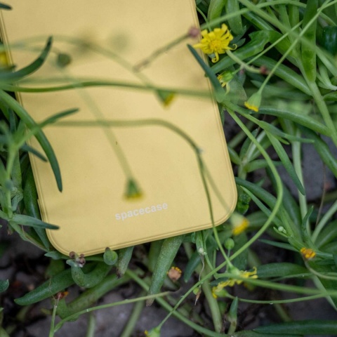 Spacecase Silicone Case iPhone 15 Pro Max yellow